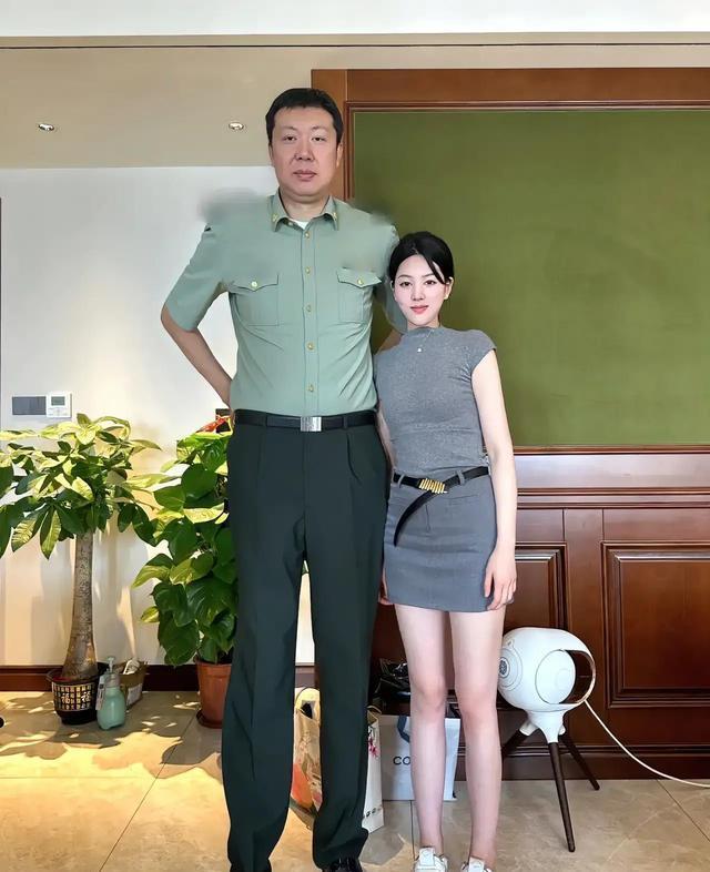 “大飞人”王治郅重返赛场，教授技术