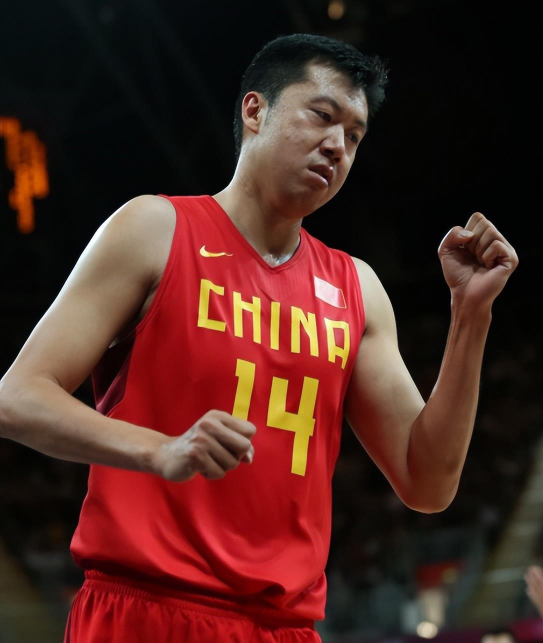 “大飞人”王治郅重返赛场，教授技术