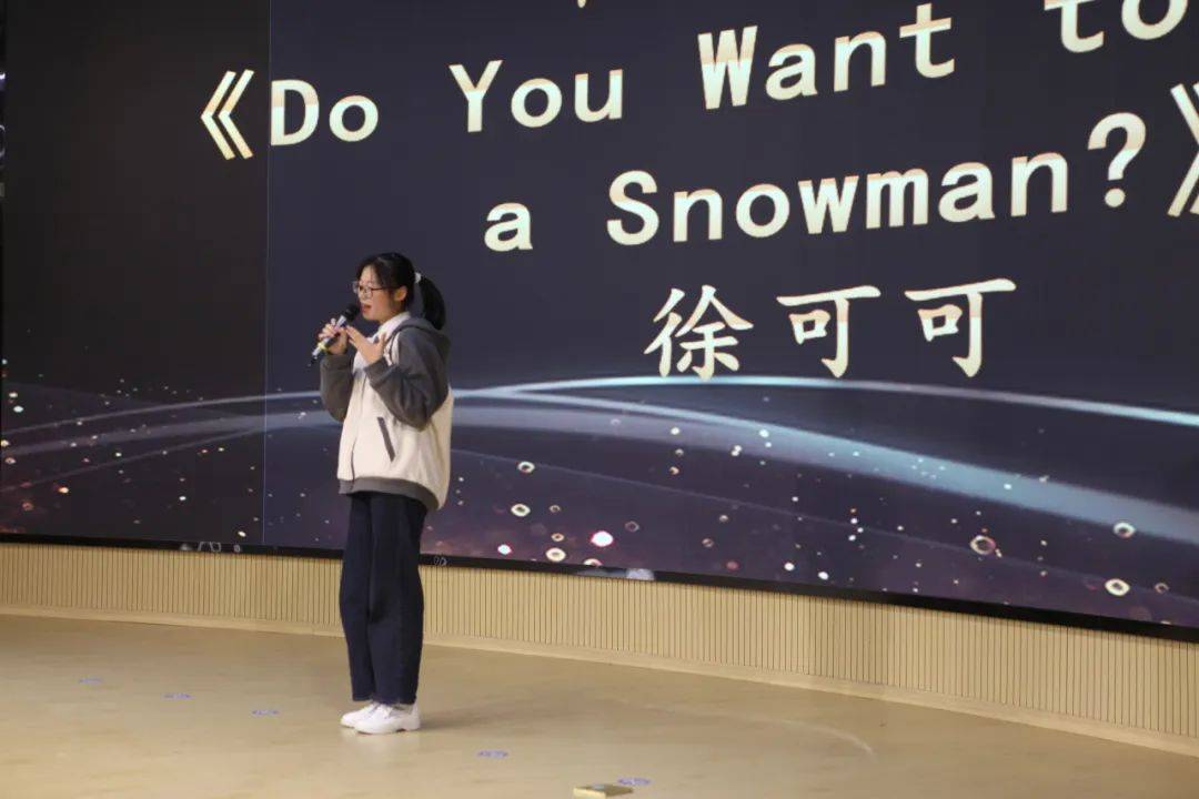 全球足球比赛中女性选手各展所长，赢得掌声